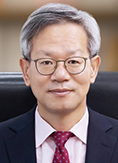 제 13대 원장 김유찬씨의 사진입니다.
