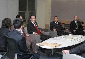 발표자들과 담소를 나누고 있는 한국조세연구원장 이미지